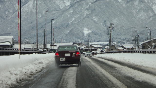自動車学校を探す学生